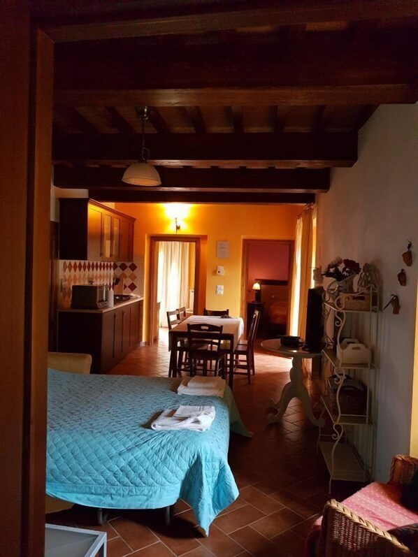 Appartement, plusieurs lits | Coffres-forts dans les chambres, ameublement personnalisé