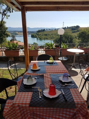 Tägliches kontinentales Frühstück (8 EUR pro Person)