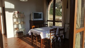 Appartement, 2 chambres | Coin séjour | Télévision, cheminée