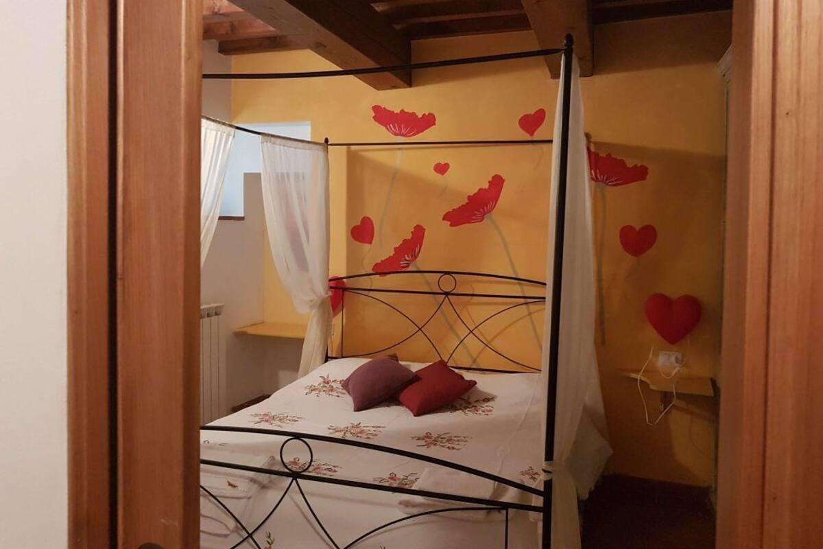 Un lit simple avec un cadre en métal, une literie blanche et deux oreillers.