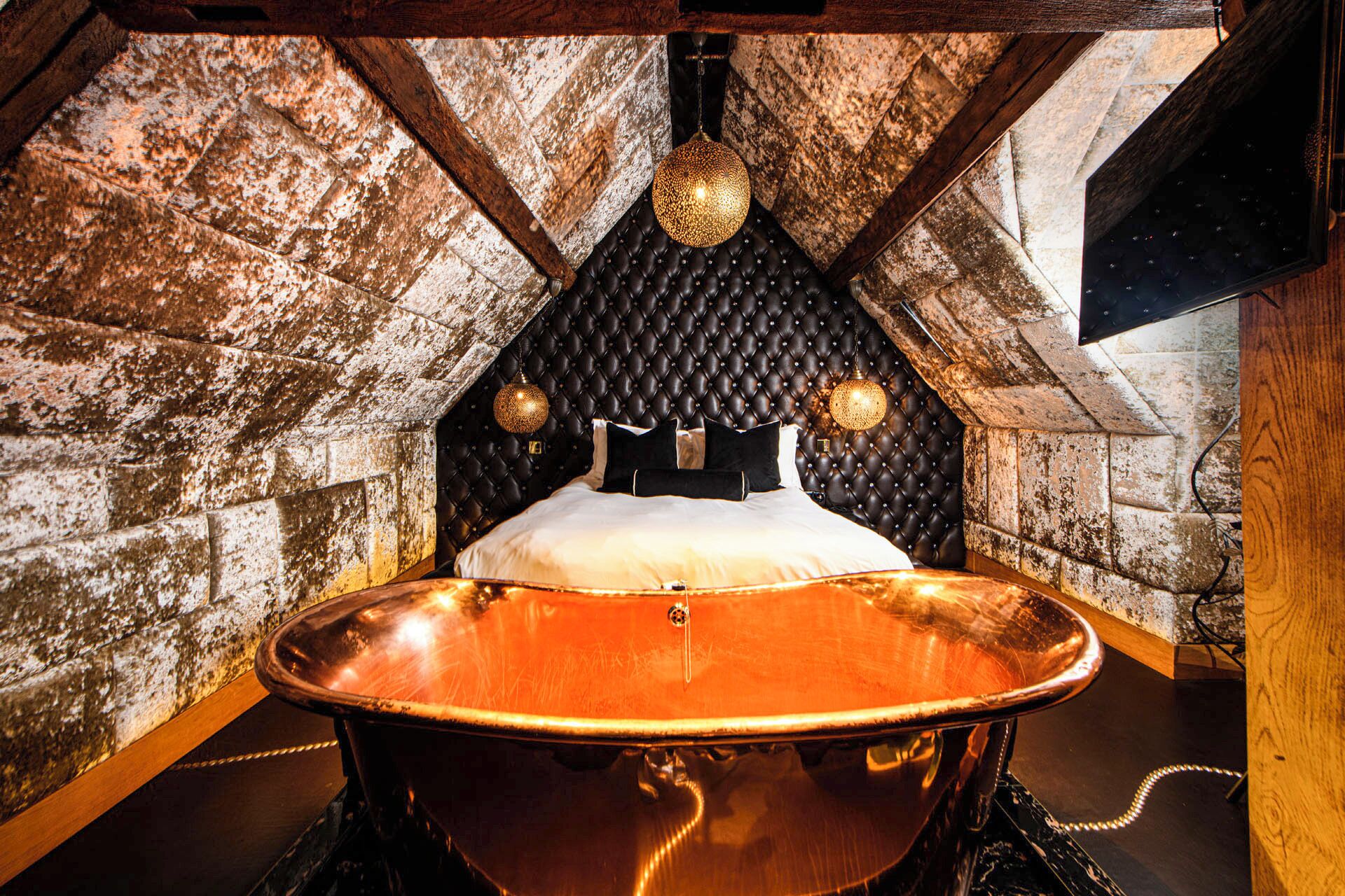 Decadent | Premium bedding, iron/ironing board, free WiFi, individually decorated