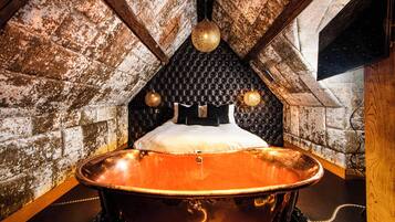 Decadent | Premium bedding, iron/ironing board, free WiFi, individually decorated