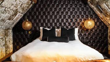 Decadent | Premium bedding, iron/ironing board, free WiFi, individually decorated