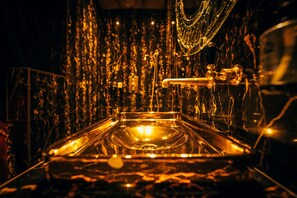 Free toiletries, hair dryer, bathrobes, towels - Crazy Bear Hotel-Beaconsfield (Beaconsfield)