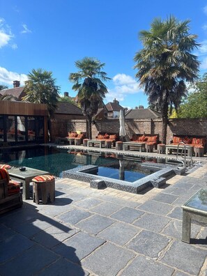 Outdoor pool - Crazy Bear Hotel-Beaconsfield (Beaconsfield)