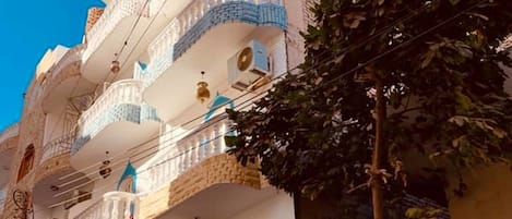 واجهة المنشأة - في المساء/الليل