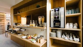 Desayuno buffet diario (EUR 14 por persona)