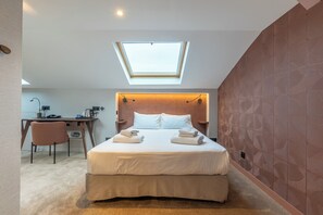 خزنة داخل الغرفة ومكتب وتجهيزات عازلة للصوت وواي فاي مجانًا