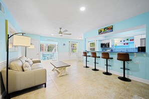 Villa Premium, 4 habitaciones | Zona de estar | Televisión de pantalla plana de 57 pulgadas con canales por satélite