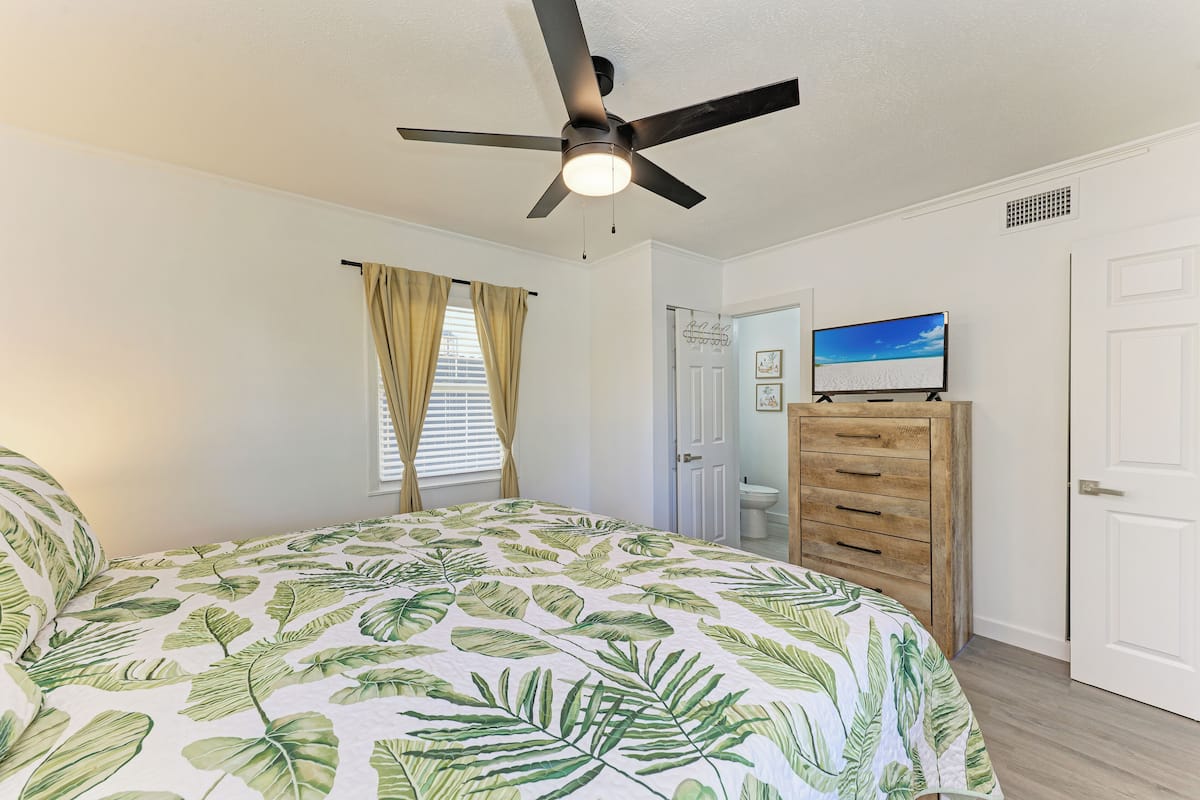 Exclusive Apartment, 3 Bedrooms | 4 bedrooms, premium bedding, individually decorated