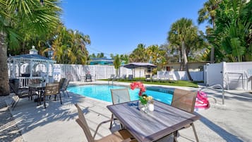 Una piscina al aire libre, una piscina climatizada, sombrillas
