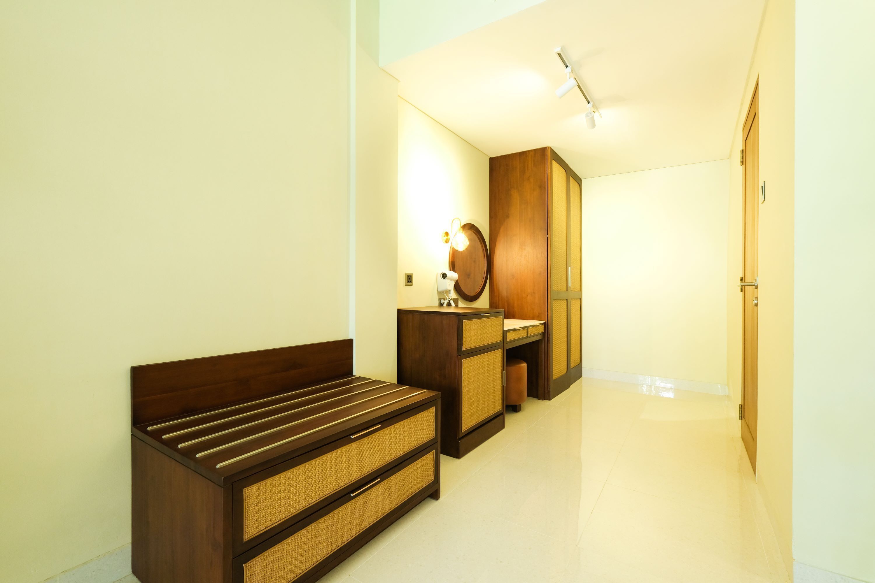 suite room | wardrobe