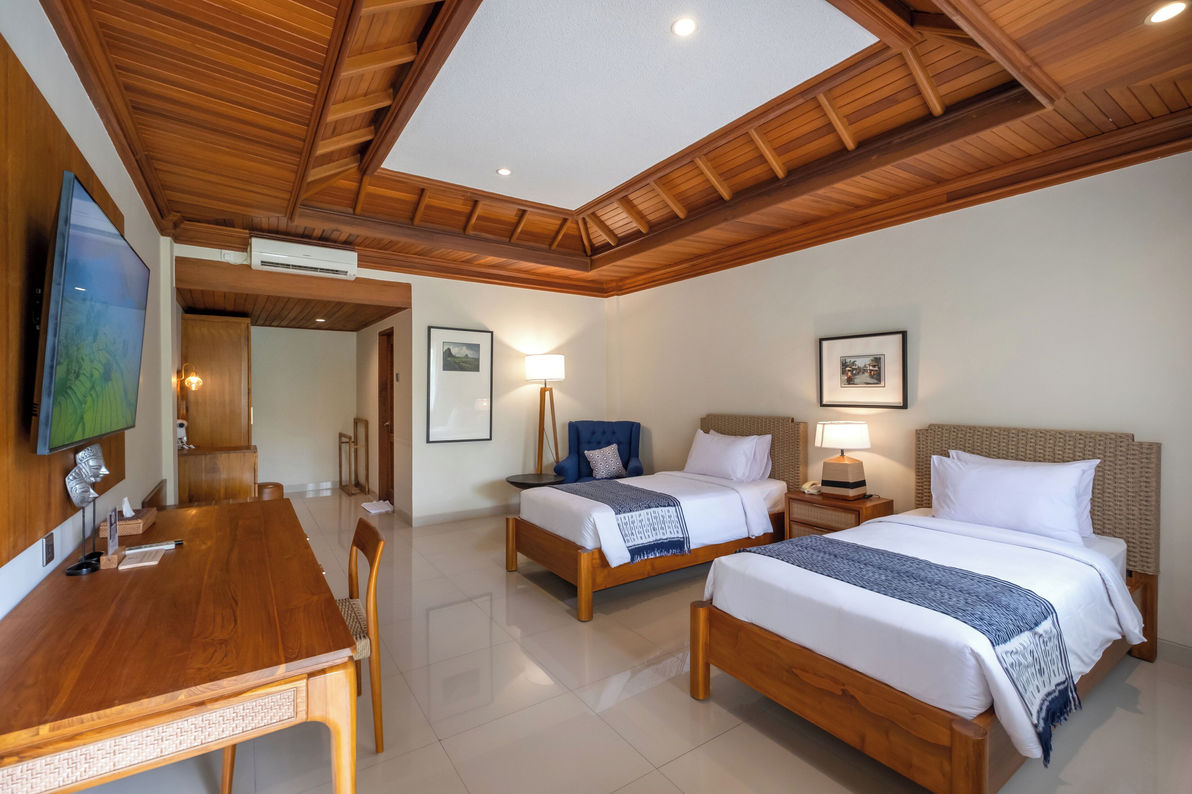 deluxe room, garden view | 1 bedroom, individually furnished, desk, blackout curtains