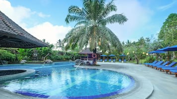 Alberca al aire libre, acceso de 07:00 a 22:00, y camastros