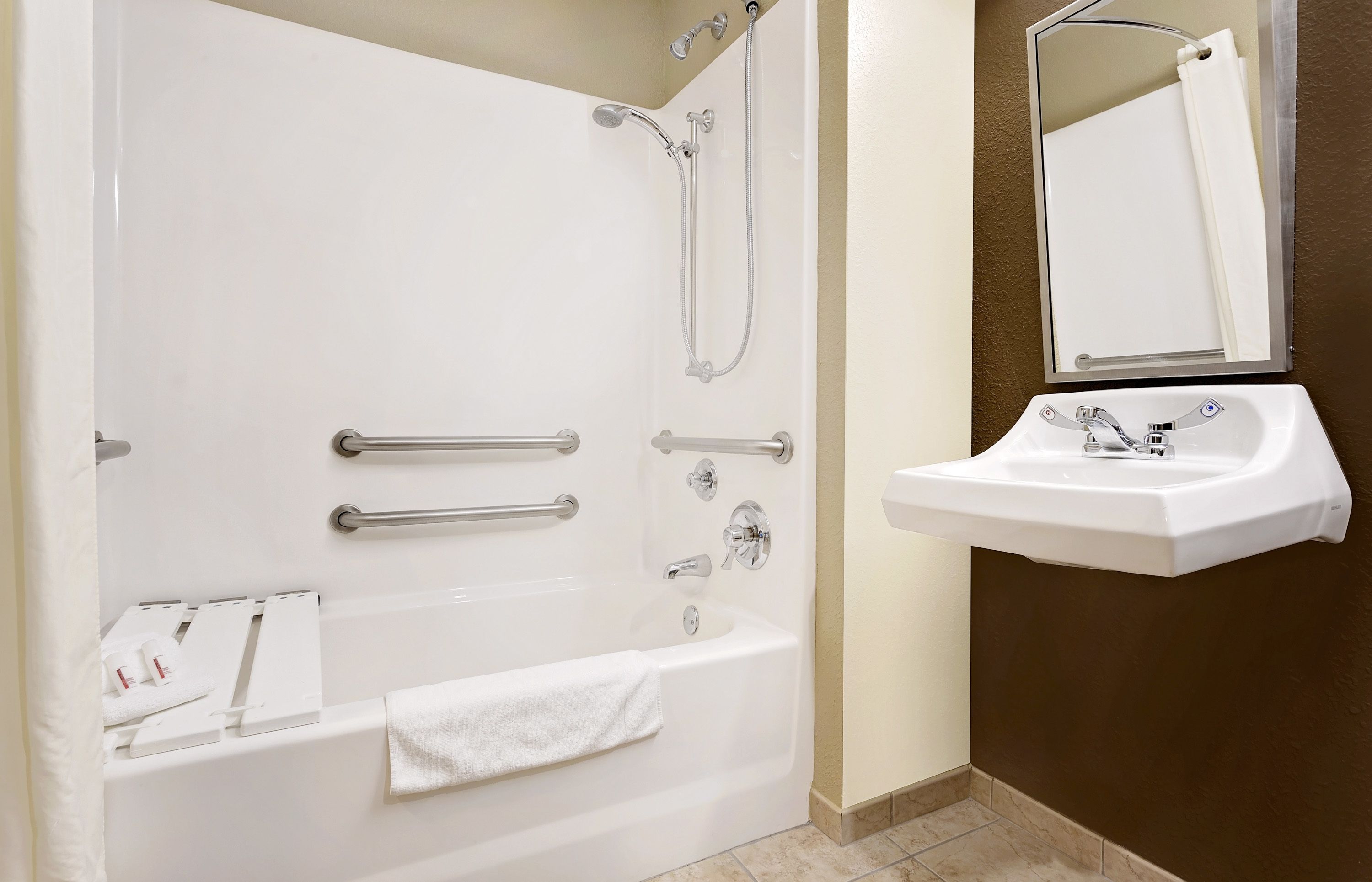 combined shower/bathtub, free toiletries, hair dryer, towels