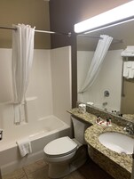 Suite estudio, 1 cama de matrimonio, no fumadores | Baño | Ducha y bañera combinadas y artículos de higiene personal gratuitos