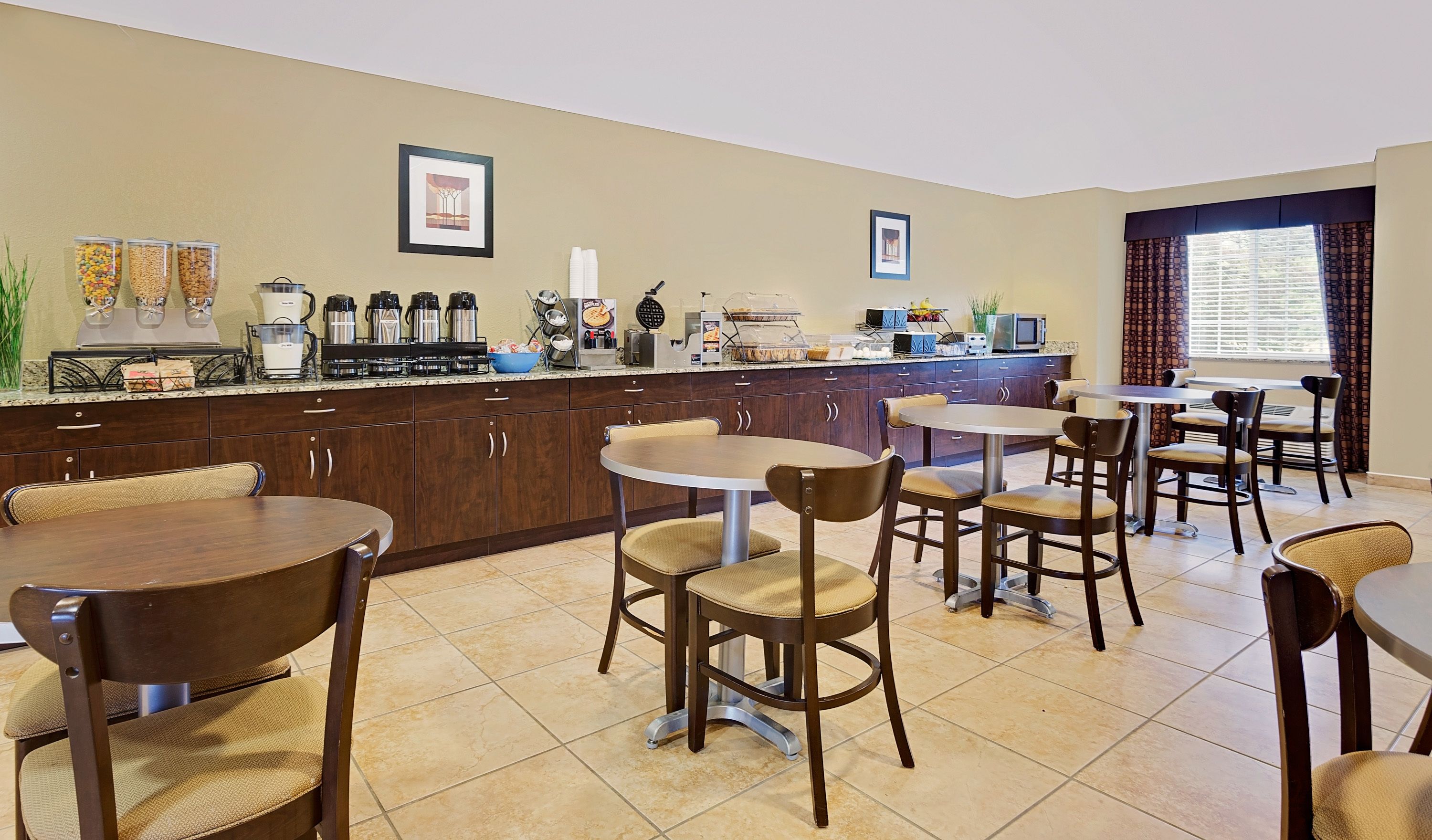 free daily continental breakfast