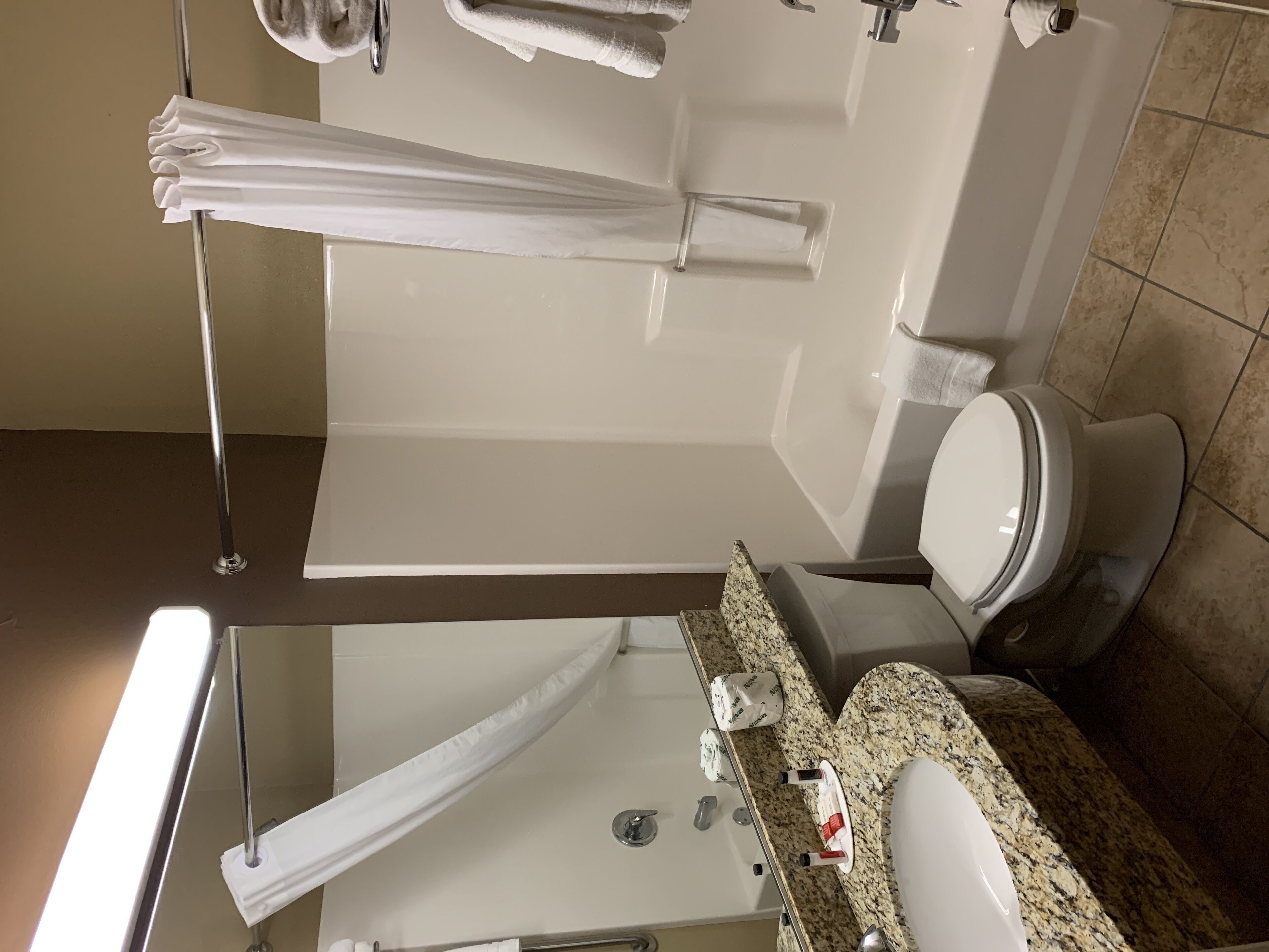 room, 1 queen bed, non smoking | bathroom | combined shower/bathtub, free toiletries, hair dryer, towels