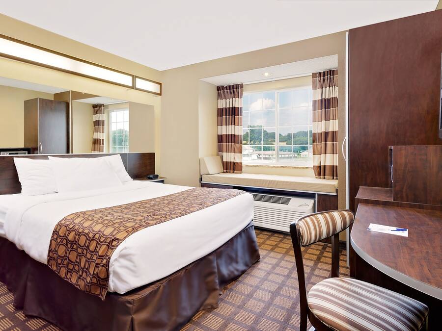 Escritorio, espacio para trabajar con laptop y cortinas blackout