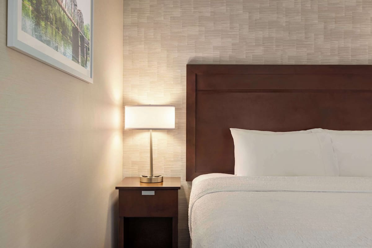 Luxe beddengoed, donzen dekbedden, een bureau, gratis babybedden