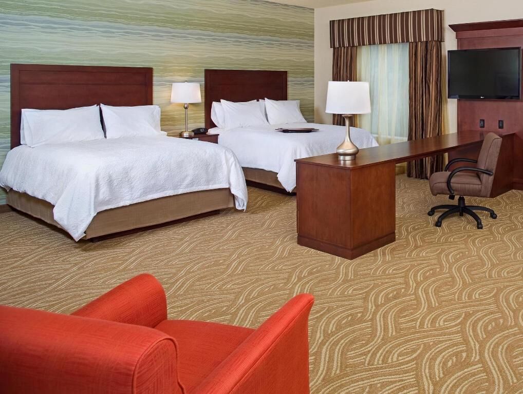 Premium bedding, down duvets, desk, free cots/infant beds