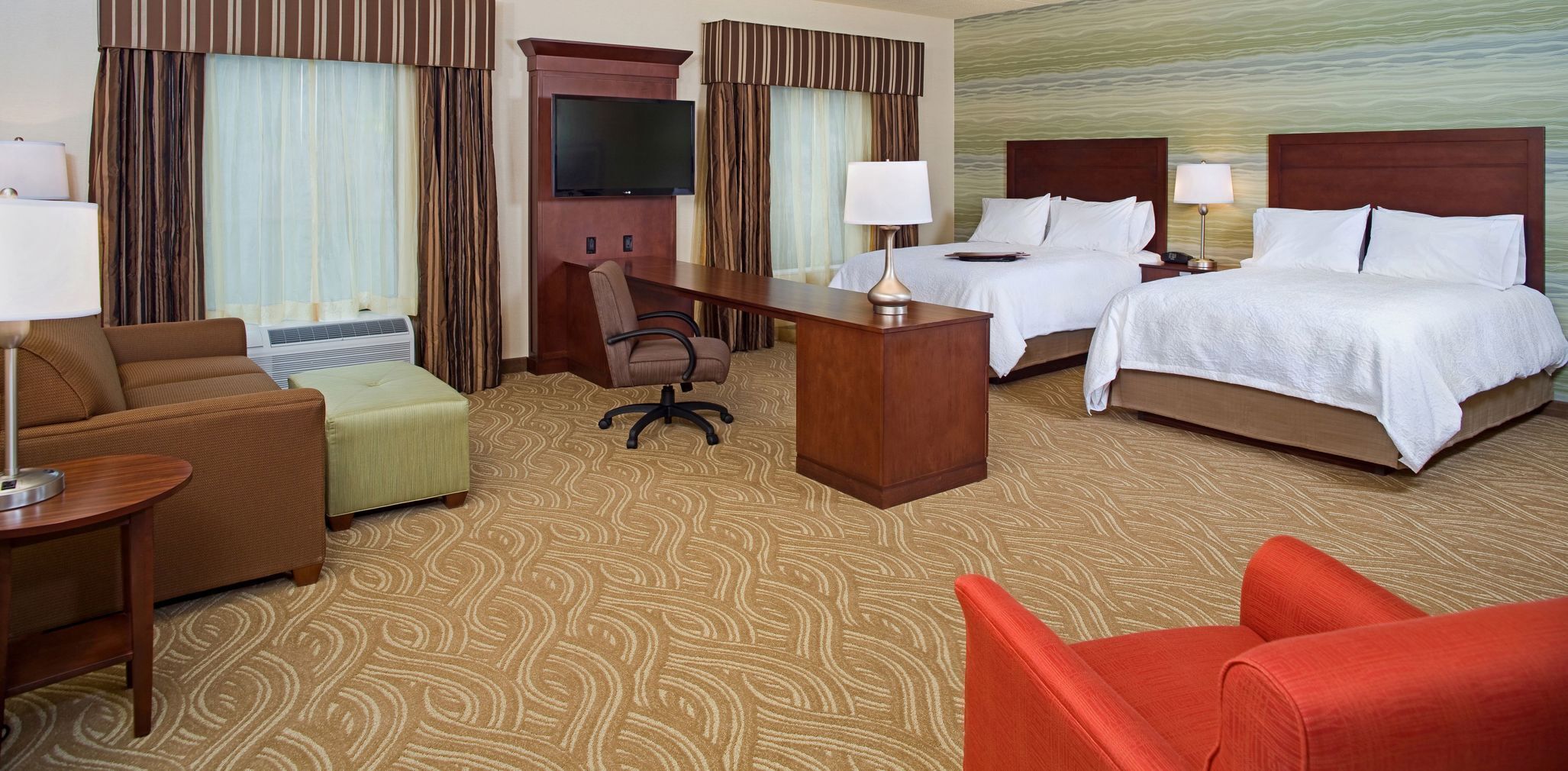 Premium bedding, down duvets, desk, free cots/infant beds