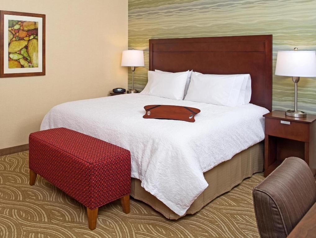 Premium bedding, down duvets, desk, free cots/infant beds