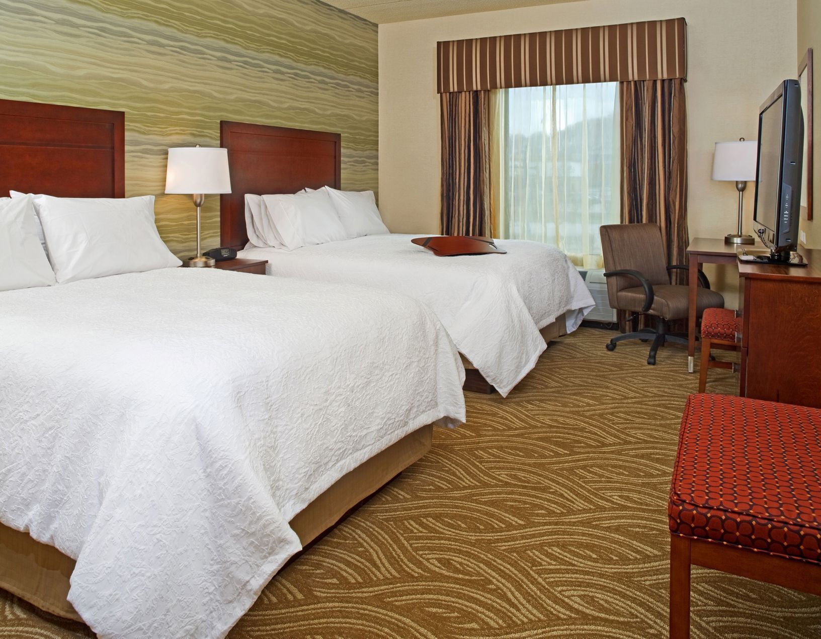 Premium bedding, down duvets, desk, free cots/infant beds