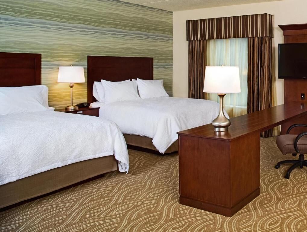 Premium bedding, down duvets, desk, free cots/infant beds