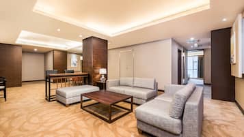 スイート キングベッド 1 台 (High Floor) | 1 室のベッドルーム、セーフティボックス (室内)、客室ごとに異なるインテリア、デスク