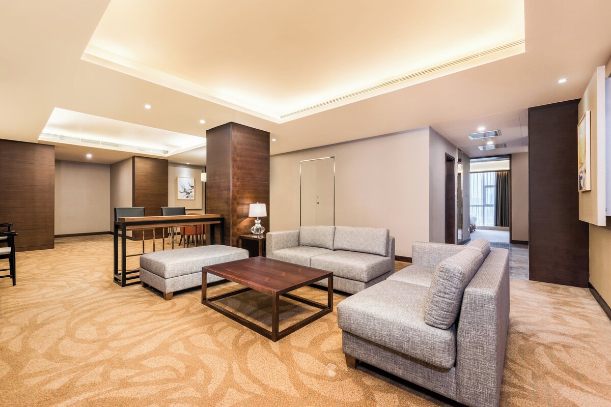 Suite, 1 King Bed (High Floor) | In-room safe, desk, blackout drapes, iron/ironing board
