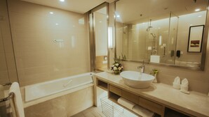 A modern bathroom with a bathtub, a large mirror, and a sink. - Holiday Inn Xi'an Big Goose Pagoda by IHG (Xi'an)