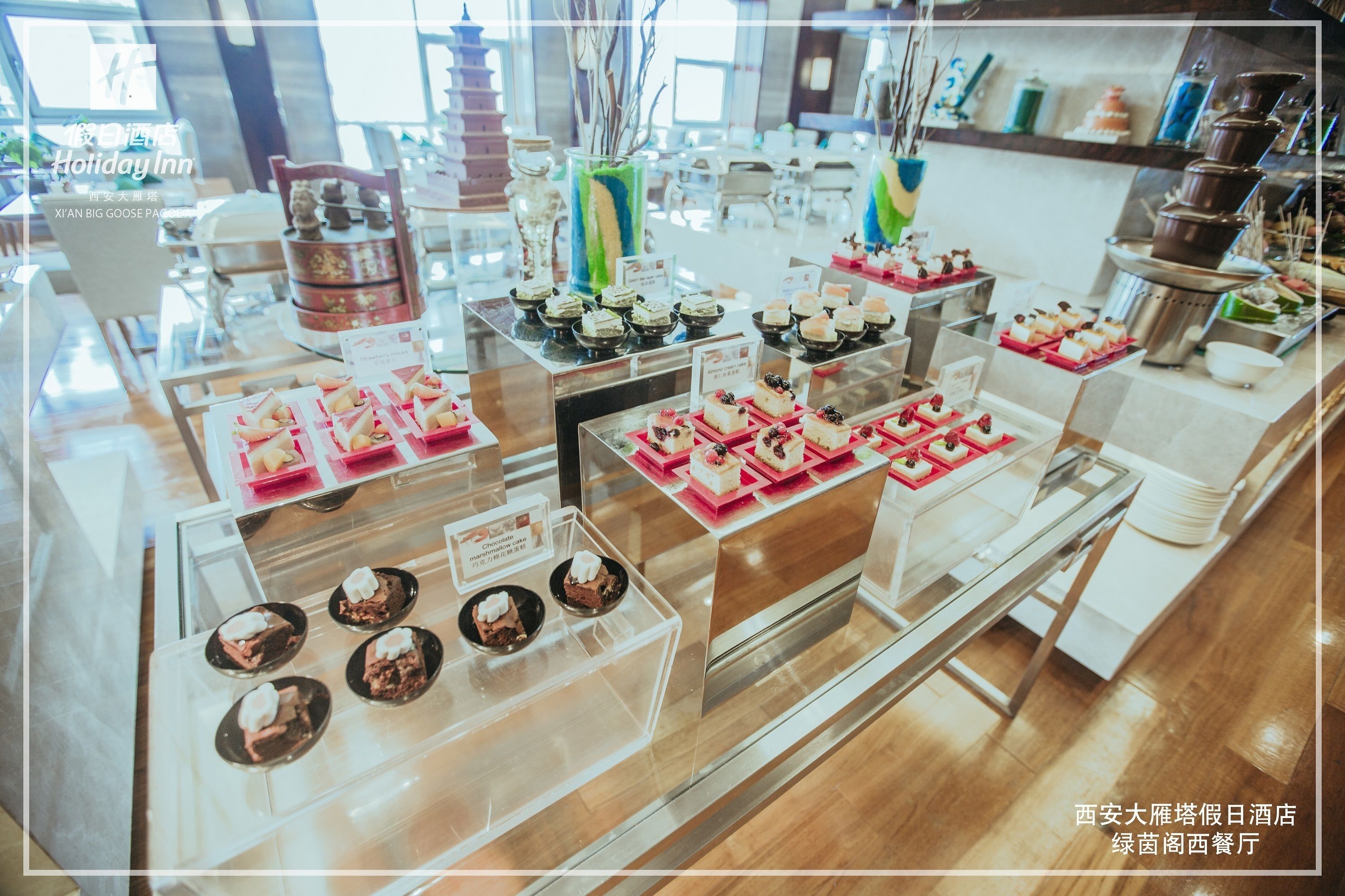 Ein Buffet mit verschiedenen Desserts und einem traditionellen Tee-Service.