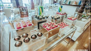 Ein Buffet mit verschiedenen Desserts und einem traditionellen Tee-Service.