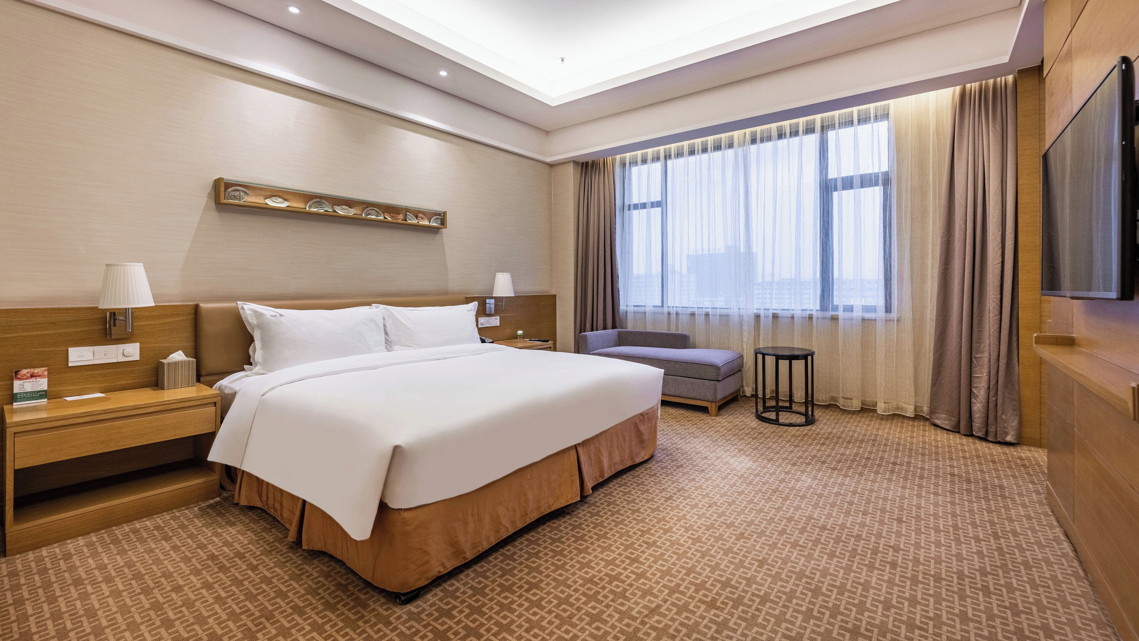 Suite (Low Floor) | Safe på rommet, individuelt innredet, skrivebord og blendingsgardiner