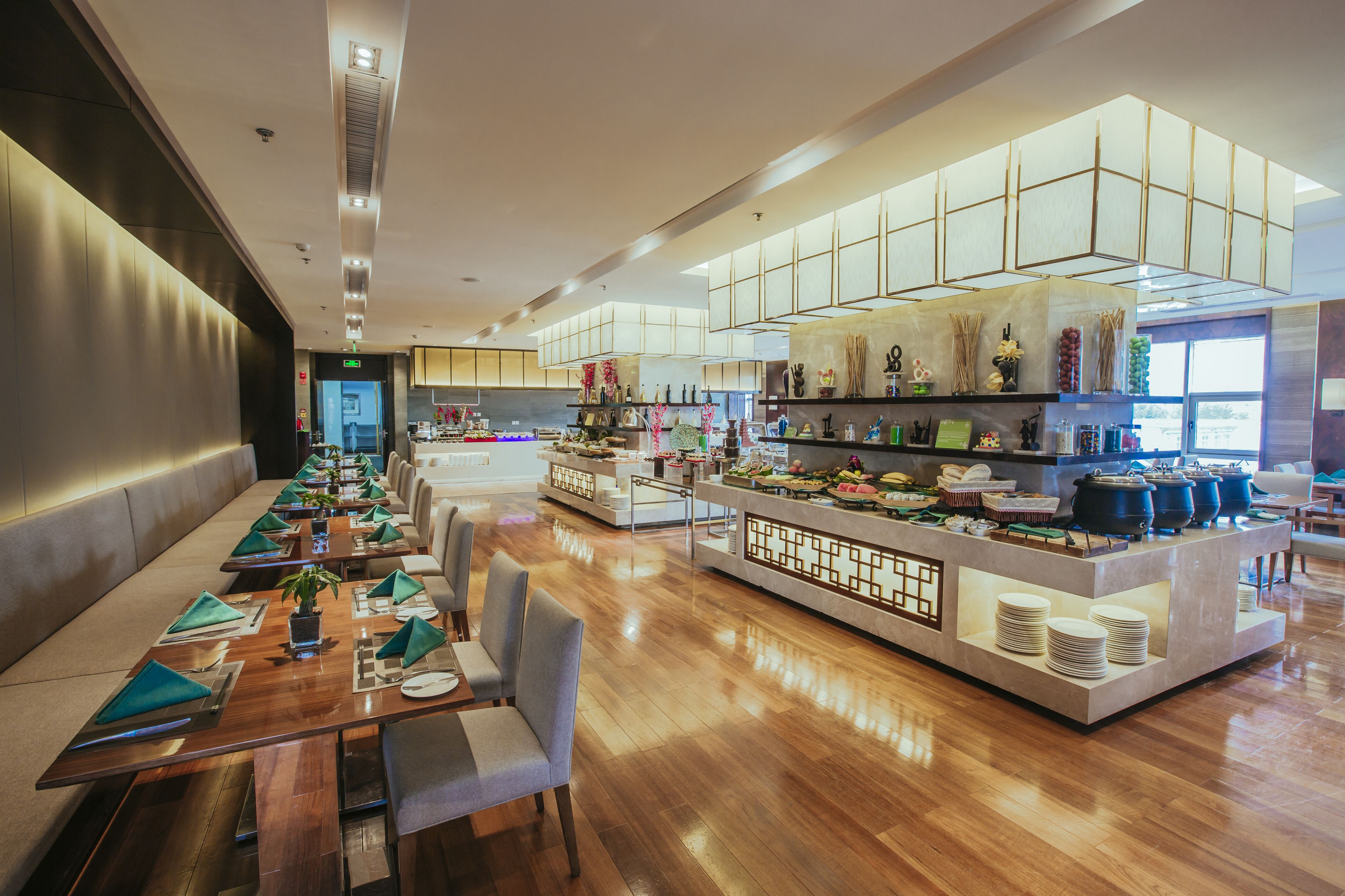 2 restaurants, breakfast, lunch, dinner served; international cuisine