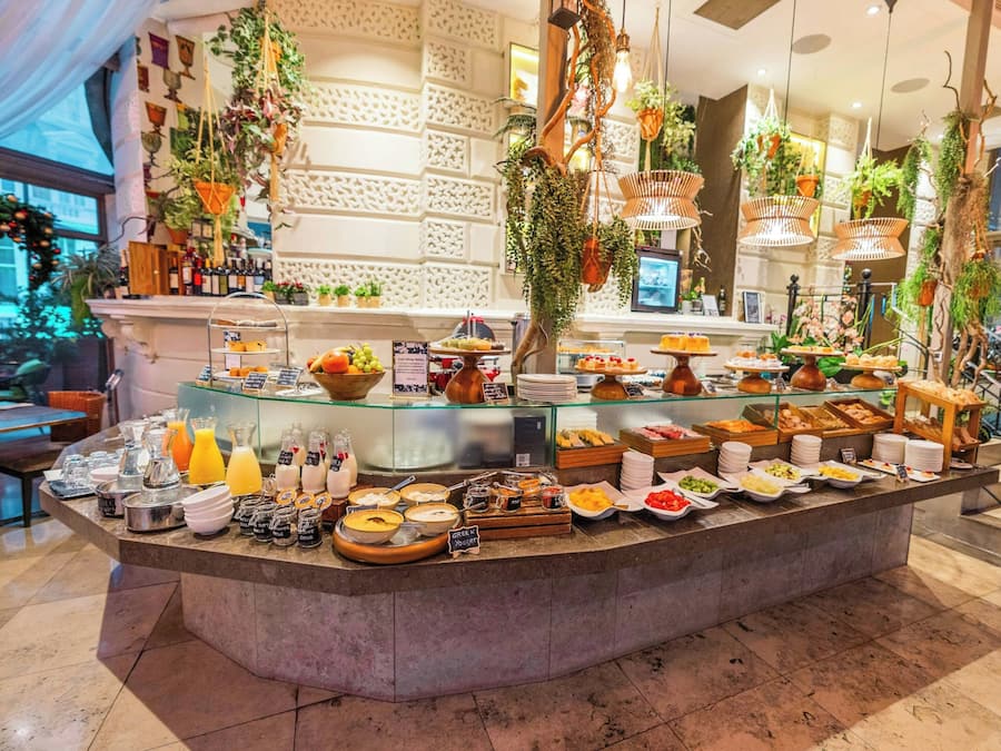 Café da manhã com buffet todos os dias mediante uma taxa