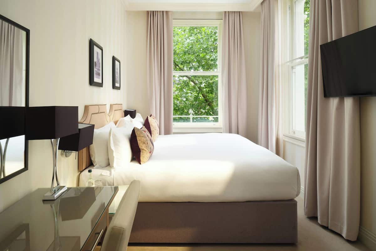Executive Room, 1 King Bed | In-room safe, desk, blackout drapes, soundproofing