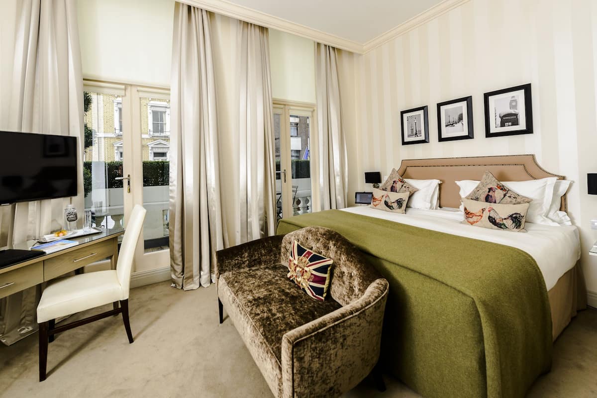 Executive Room, 1 King Bed, Balcony | In-room safe, desk, blackout drapes, soundproofing