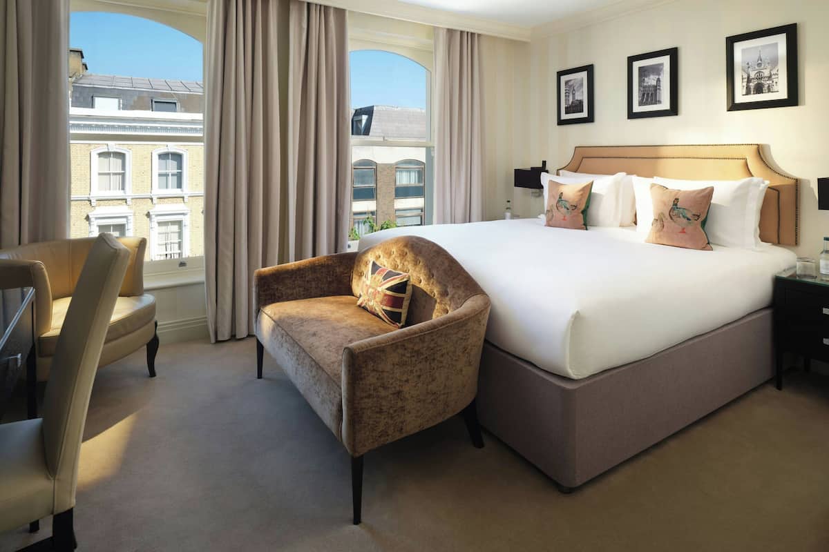 Deluxe Room, 1 King Bed | In-room safe, desk, blackout drapes, soundproofing
