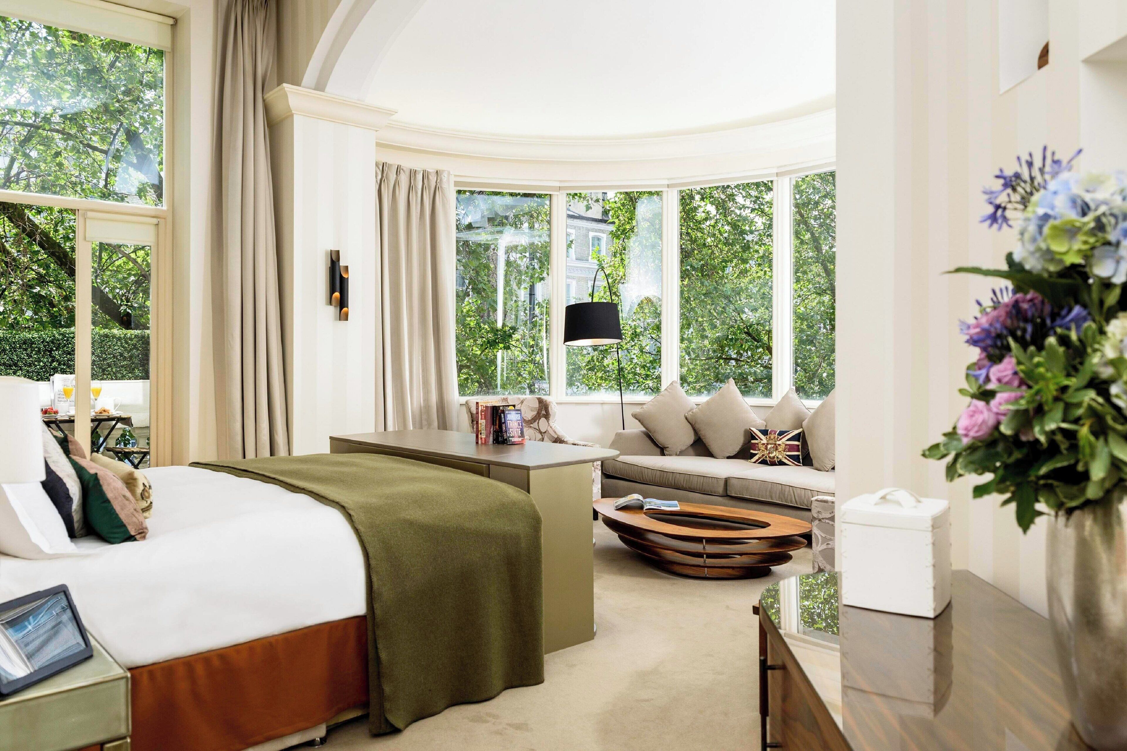 suite, 1 king bed, balcony | in-room safe, desk, blackout curtains, soundproofing