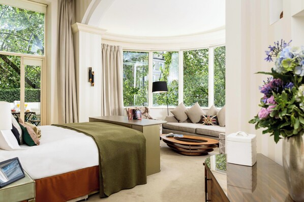 Suite, 1 cama King size, balcón | Caja de seguridad en la habitación, escritorio y cortinas blackout 