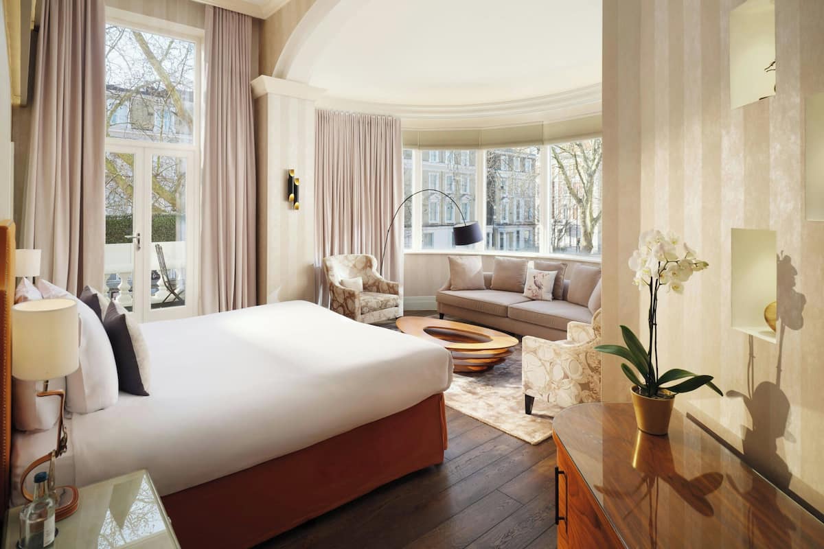 Suite, 1 cama King size, balcón | Caja de seguridad en la habitación, escritorio y cortinas blackout