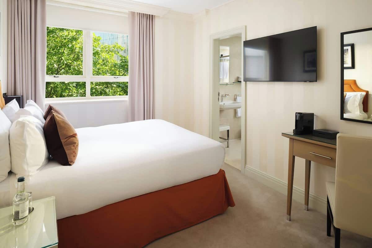 Classic Room, 1 Double Bed, Non Smoking | In-room safe, desk, blackout drapes, soundproofing