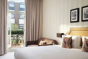 Habitación Deluxe, 1 cama King size, balcón | Caja de seguridad en la habitación, escritorio y cortinas blackout 