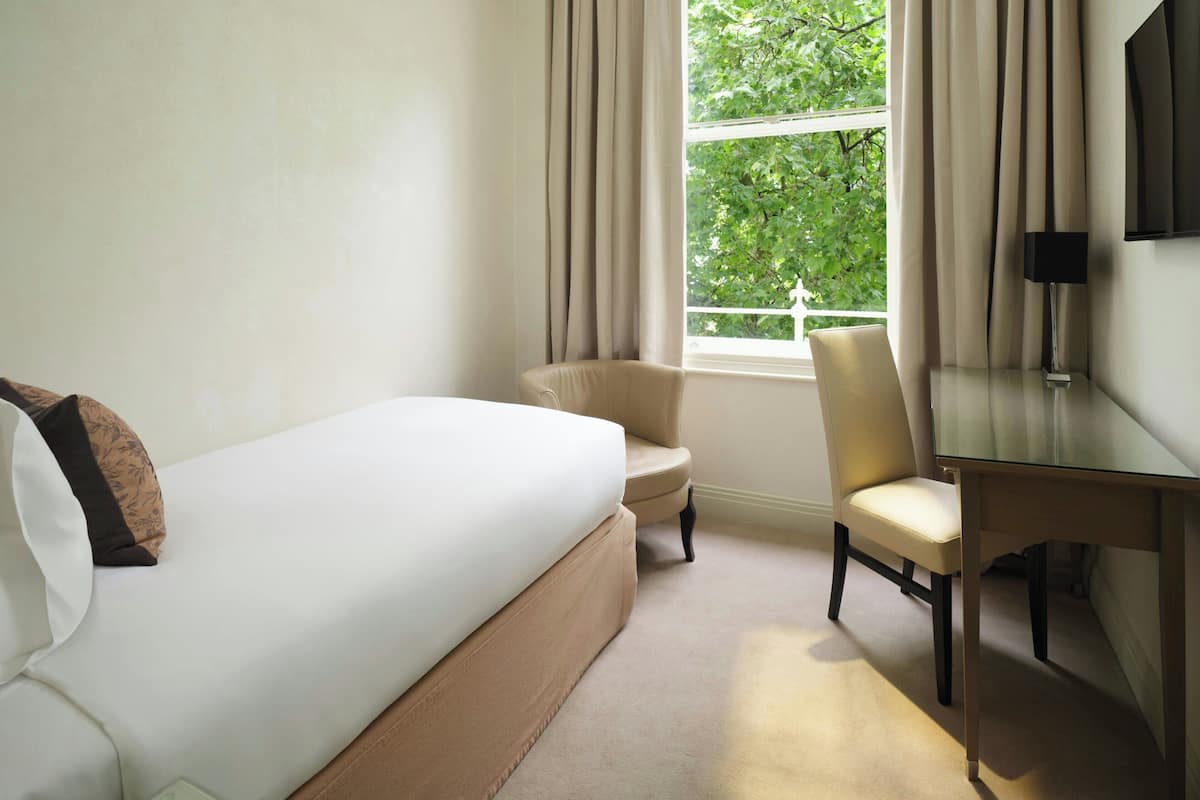 Room, 1 Twin Bed, Non Smoking | In-room safe, desk, blackout drapes, soundproofing
