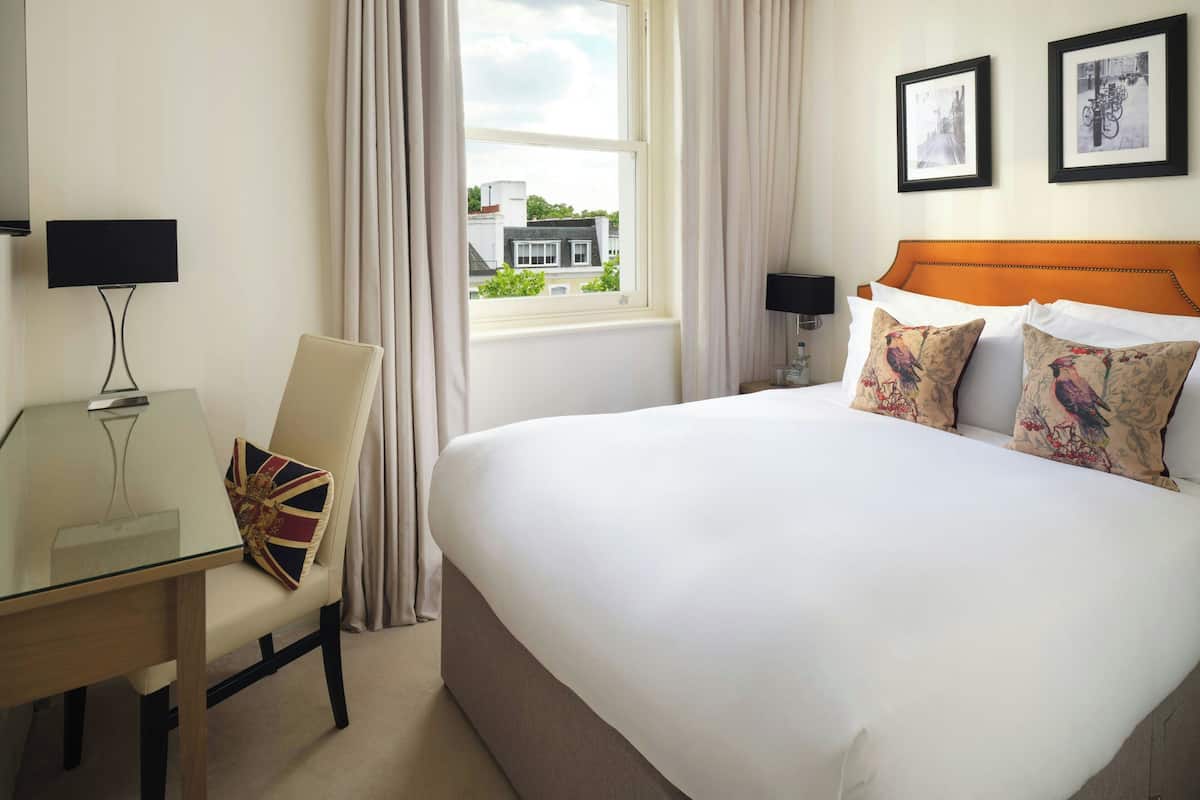 Room, 1 Double Bed, Non Smoking | In-room safe, desk, blackout drapes, soundproofing
