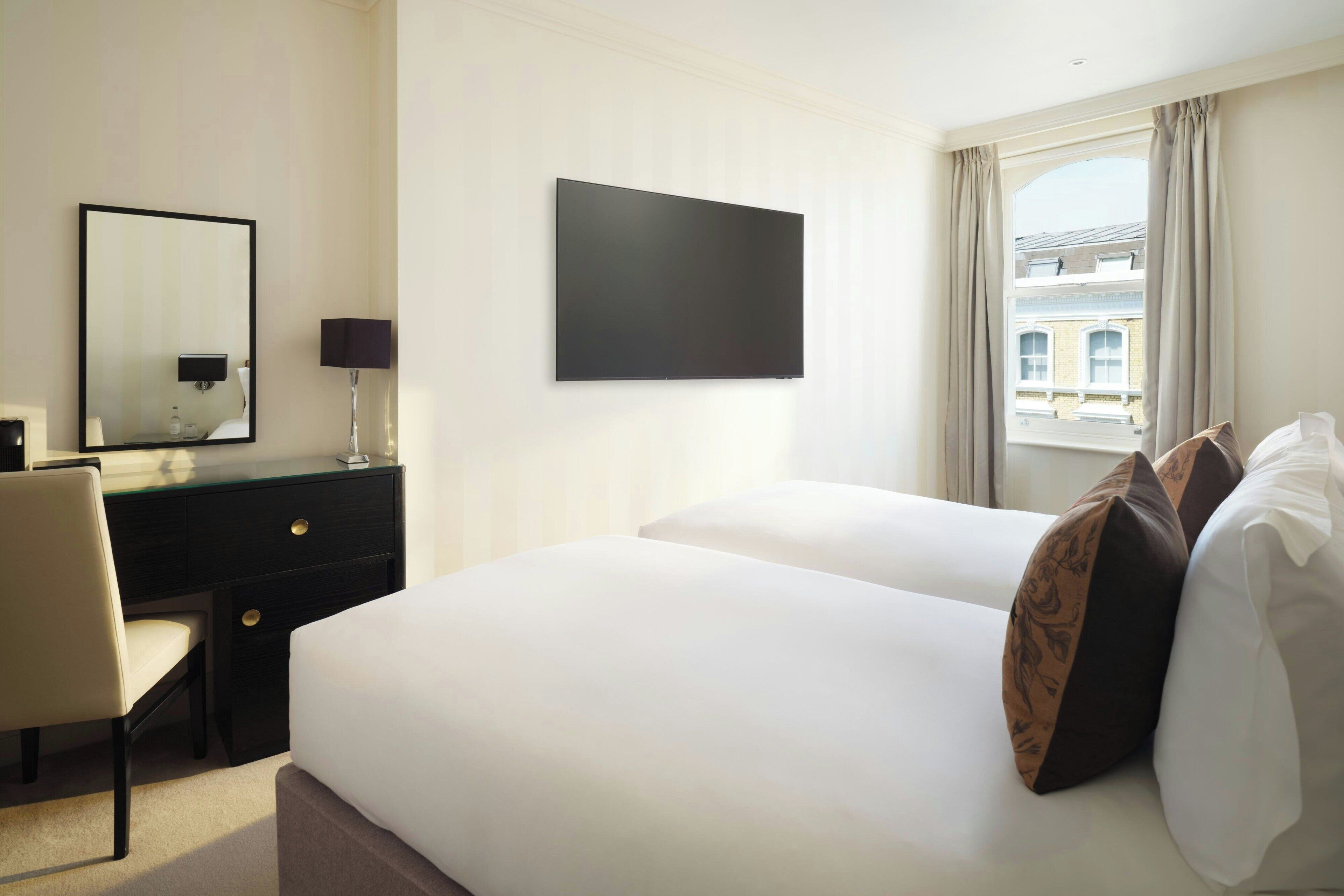 Chambre Deluxe, 2 lits une place | Coffres-forts dans les chambres, bureau, rideaux occultants