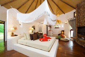 Minibar, in-room safe, rollaway beds, bed sheets - Koh Tao Cabana Resort (Koh Tao)