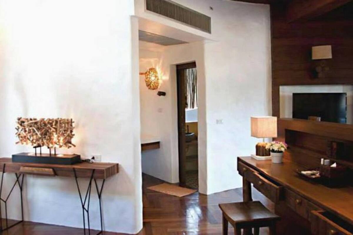 Un intérieur moderne avec une table à manger en bois, une guitare et un luminaire décoratif.